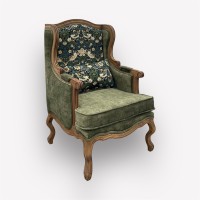 Интерьерное каминное кресло Сезарина с комбинированной обивкой из гобелена и мягкой подушкой