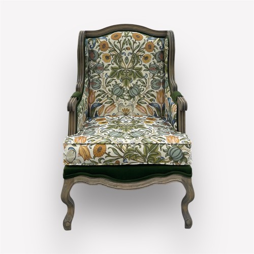 Интерьерное каминное кресло Сезарина с комбинированной обивкой из гобелена и мягкой подушкой