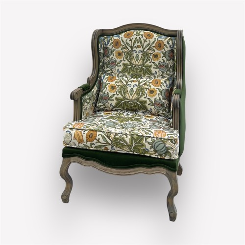 Интерьерное каминное кресло Сезарина с комбинированной обивкой из гобелена и мягкой подушкой