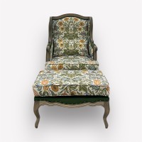 Интерьерное каминное кресло Сезарина с комбинированной обивкой из гобелена и мягкой подушкой